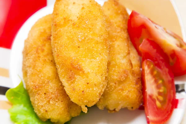 Marul ve domates ile kroket