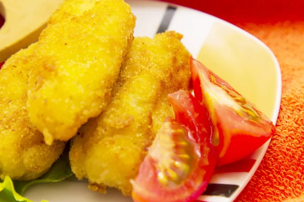 Marul ve domates ile kroket