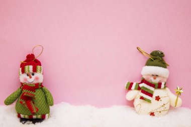 kar ile renk arka plan üzerinde kar adam ve Noel köknar ağacı