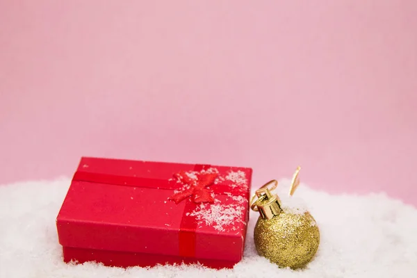 Caja de regalo en la nieve —  Fotos de Stock