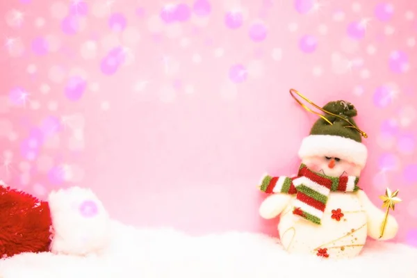 Julkort med snögubbe och santa mössa — Stockfoto