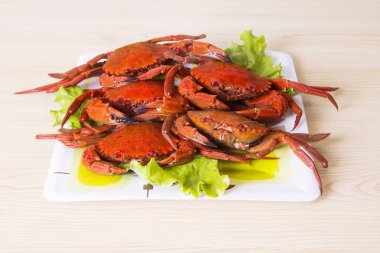 Deniz ürünleri tabağı, yengeçler marul ile