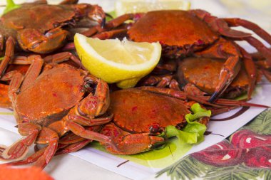 Deniz ürünleri, limon ile Yengeç yemek