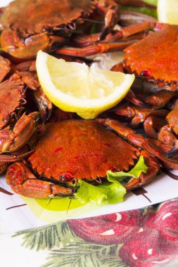 Deniz ürünleri, limon ile Yengeç yemek