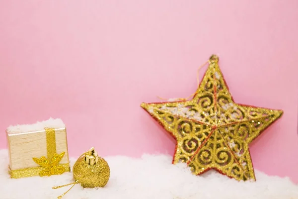 雪の上のクリスマスの装飾やギフトボックス — ストック写真