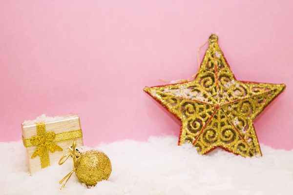 圣诞装饰品和雪地上的礼品盒 — 图库照片