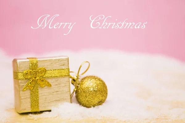 Weihnachtskarte Mit Geschenkbox Auf Schnee — Stockfoto