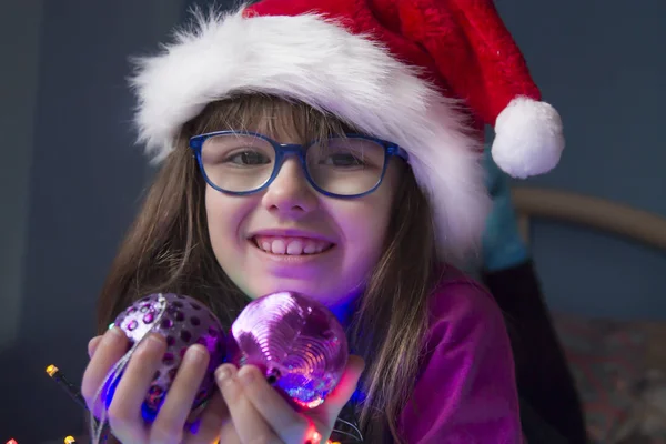 Niña Con Sombrero Santa Luces Navidad — Foto de Stock