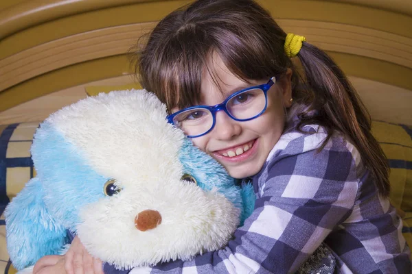 Retrato Niña Con Coletas Con Oso Peluche —  Fotos de Stock