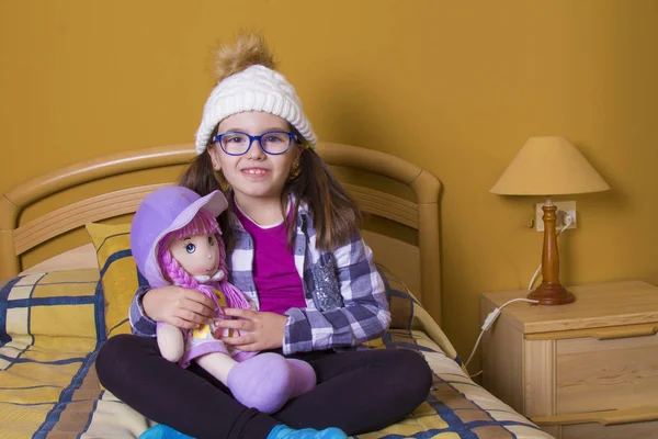 Niña Con Sombrero Lana Abrazando Muñeca —  Fotos de Stock