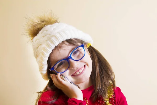 Kleines Mädchen Mit Weihnachtsbändern Gespräch Auf Ihrem Handy — Stockfoto