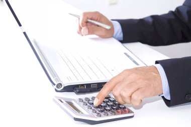 İşadamı ofis dizüstü bilgisayar ve hesap makinesi