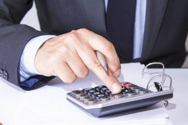 İşadamı ile hesap makinesi kullanma