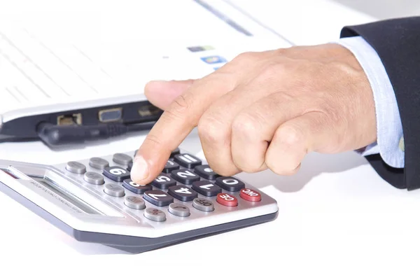 Zakenman Aan Het Kantoor Met Laptop Rekenmachine — Stockfoto