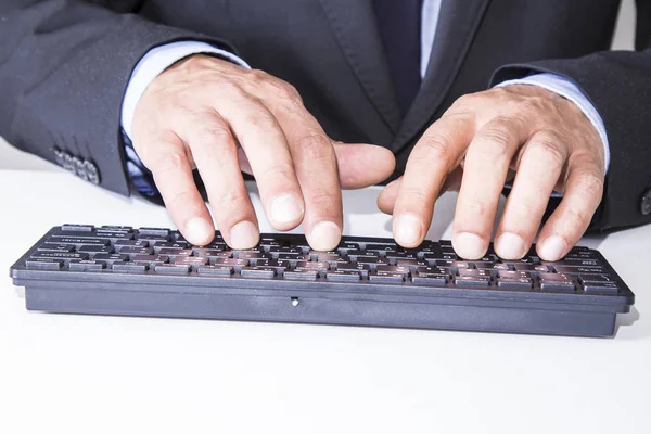 生意人用键盘在办公室 — 图库照片