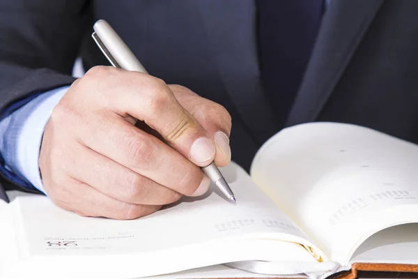 Geschäftsmann Schreibt Notizbuch — Stockfoto