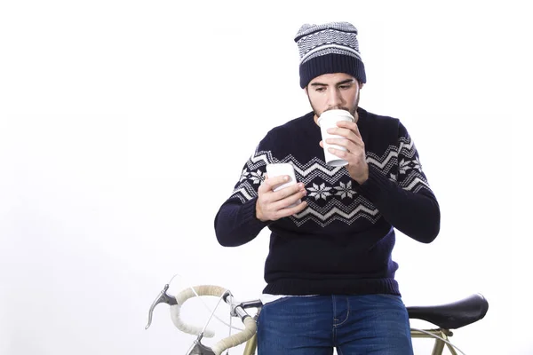 Hipster Hombre Sentado Bicicleta Usando Teléfono Celular Tomando Café — Foto de Stock
