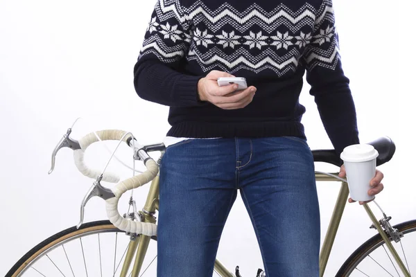 Hipster Człowiek Siedzi Rowerach Korzystając Telefonu Komórkowego — Zdjęcie stockowe