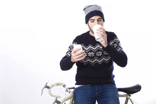 Hipster Hombre Sentado Bicicleta Usando Teléfono Celular Tomando Café —  Fotos de Stock