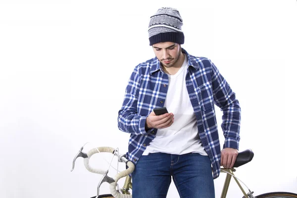 Hipster Homme Assis Sur Vélo Utilisant Téléphone Portable — Photo