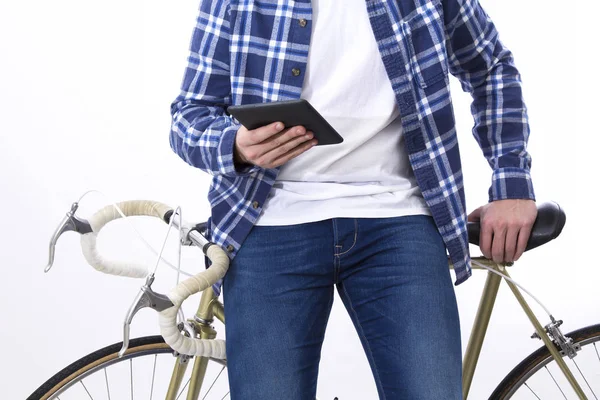 Hipster Człowiek Siedzi Rowerze Pomocą Tabletu — Zdjęcie stockowe
