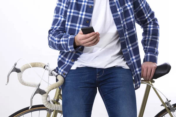 Hipster Hombre Sentado Bicicleta Usando Teléfono Celular — Foto de Stock