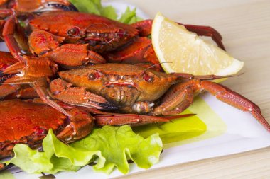 Deniz ürünleri, yengeçler marul ve limon ile