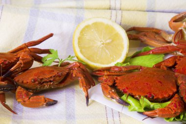 Deniz ürünleri, yengeçler marul ve limon ile