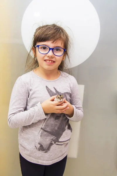 Menina Com Hamster Nas Mãos — Fotografia de Stock