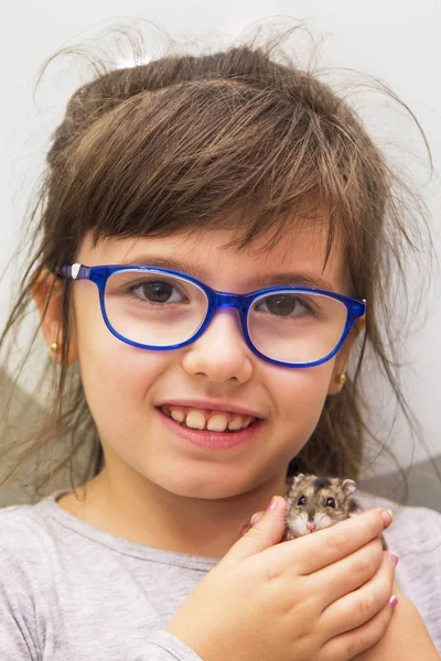 Menina Com Hamster Nas Mãos — Fotografia de Stock