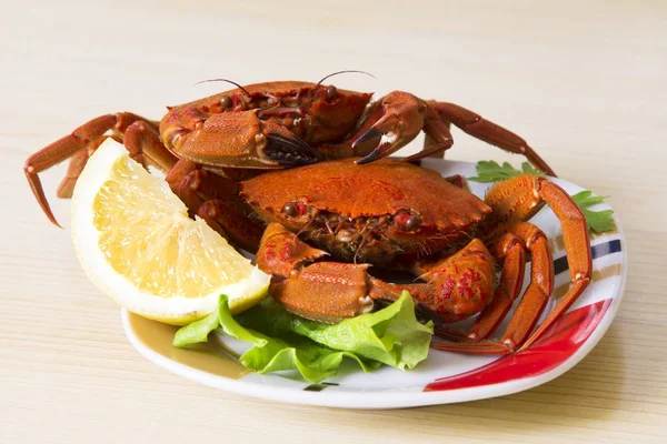 Meeresfrüchte Krabben Mit Salat Und Zitrone — Stockfoto