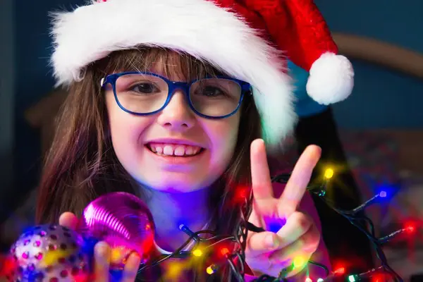 Petite Fille Avec Chapeau Père Noël Lumières Noël Faisant Geste — Photo