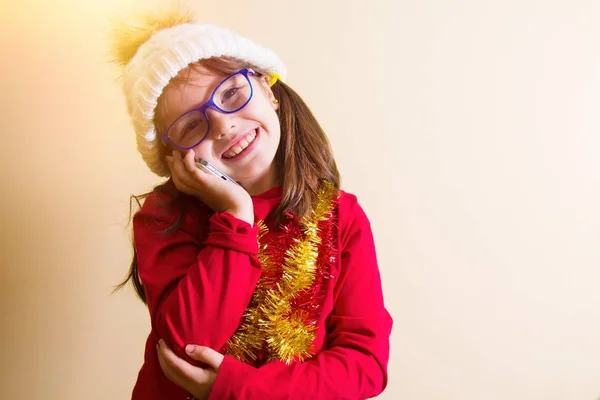 Meisje Met Kerst Lint Mobiele Telefoon — Stockfoto