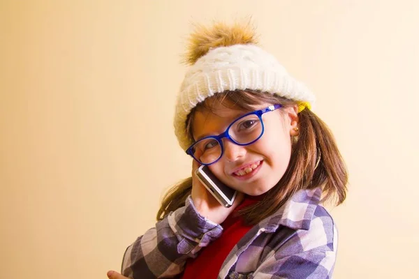 Meisje Met Behulp Van Mobiele Telefoon — Stockfoto