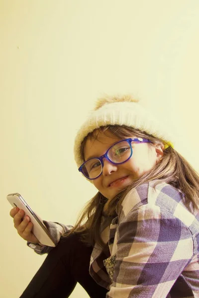 Дівчина Використовує Мобільний Телефон — стокове фото