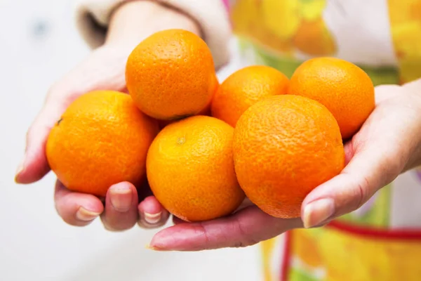 Руки Вкусными Апельсинами — стоковое фото