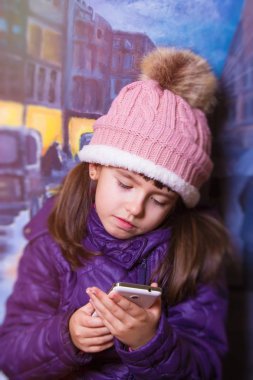 cep telefonunu kullanan kız