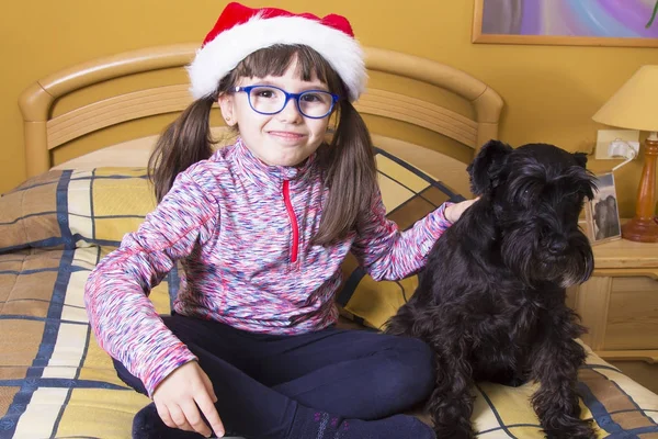 Menina Com Santa Chapéu Cão — Fotografia de Stock