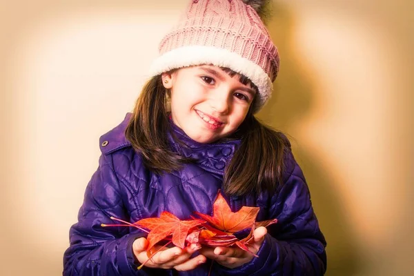 Menina Com Folhas Árvore Outono — Fotografia de Stock