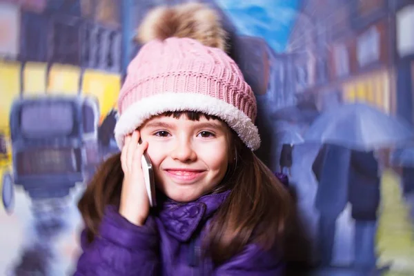 Niña Gorra Lana Hablando Con Teléfono Móvil —  Fotos de Stock