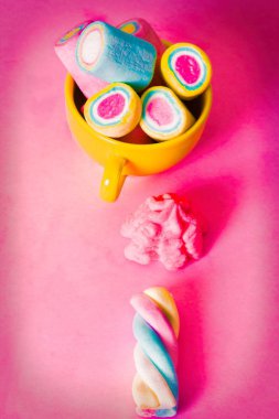 şekerleme ve şeker pembe bir arka plan üzerinde Kupası