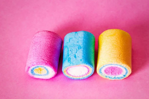 Sortimento Marshmallows Coloridos Fundo Rosa — Fotografia de Stock