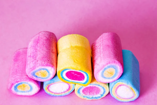 Pembe Bir Arka Plan Üzerinde Renkli Şekerleme Çeşitleri — Stok fotoğraf