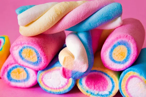 Sortimento Marshmallows Coloridos Fundo Rosa — Fotografia de Stock