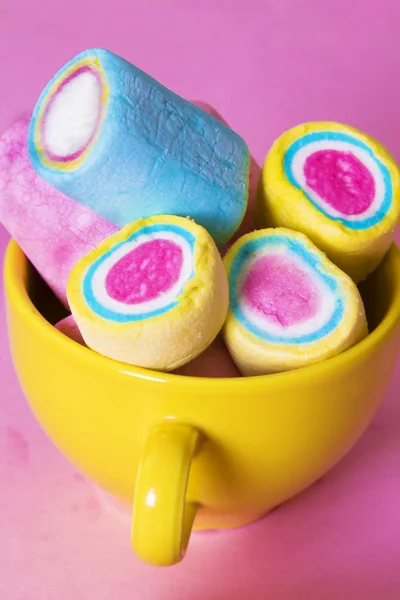 Tasse Mit Marshmallows Und Bonbons Auf Rosa Hintergrund — Stockfoto