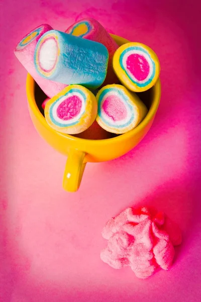 粉红色背景的棉花糖和糖果杯 — 图库照片