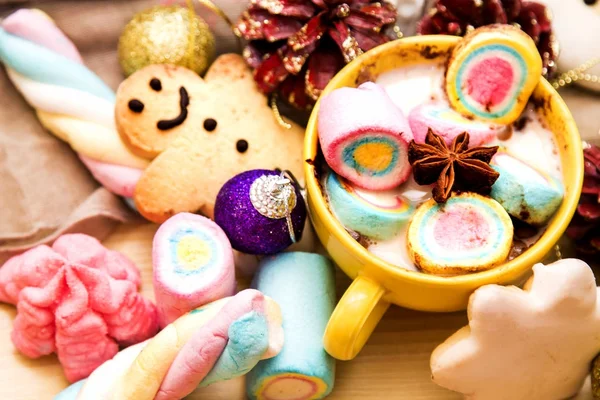 Schokoladentasse Mit Marshmallows Und Weihnachtssüßigkeiten — Stockfoto