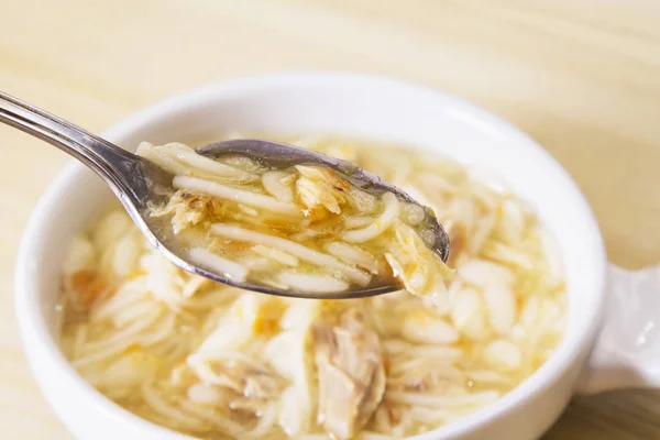 Sendok Dengan Sup Mie Dan Ayam — Stok Foto