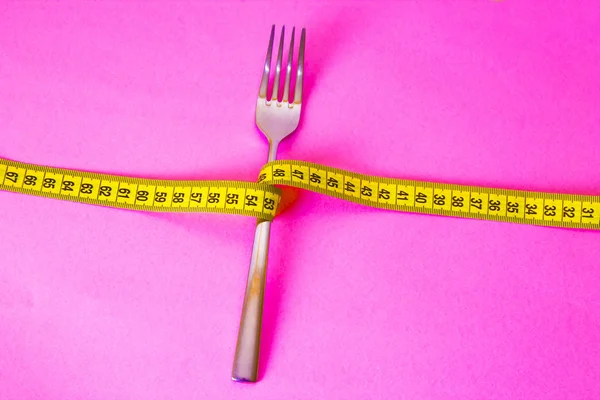 Tenedor Anudado Con Cinta Métrica Sobre Fondo Rosa Concepto Dieta — Foto de Stock