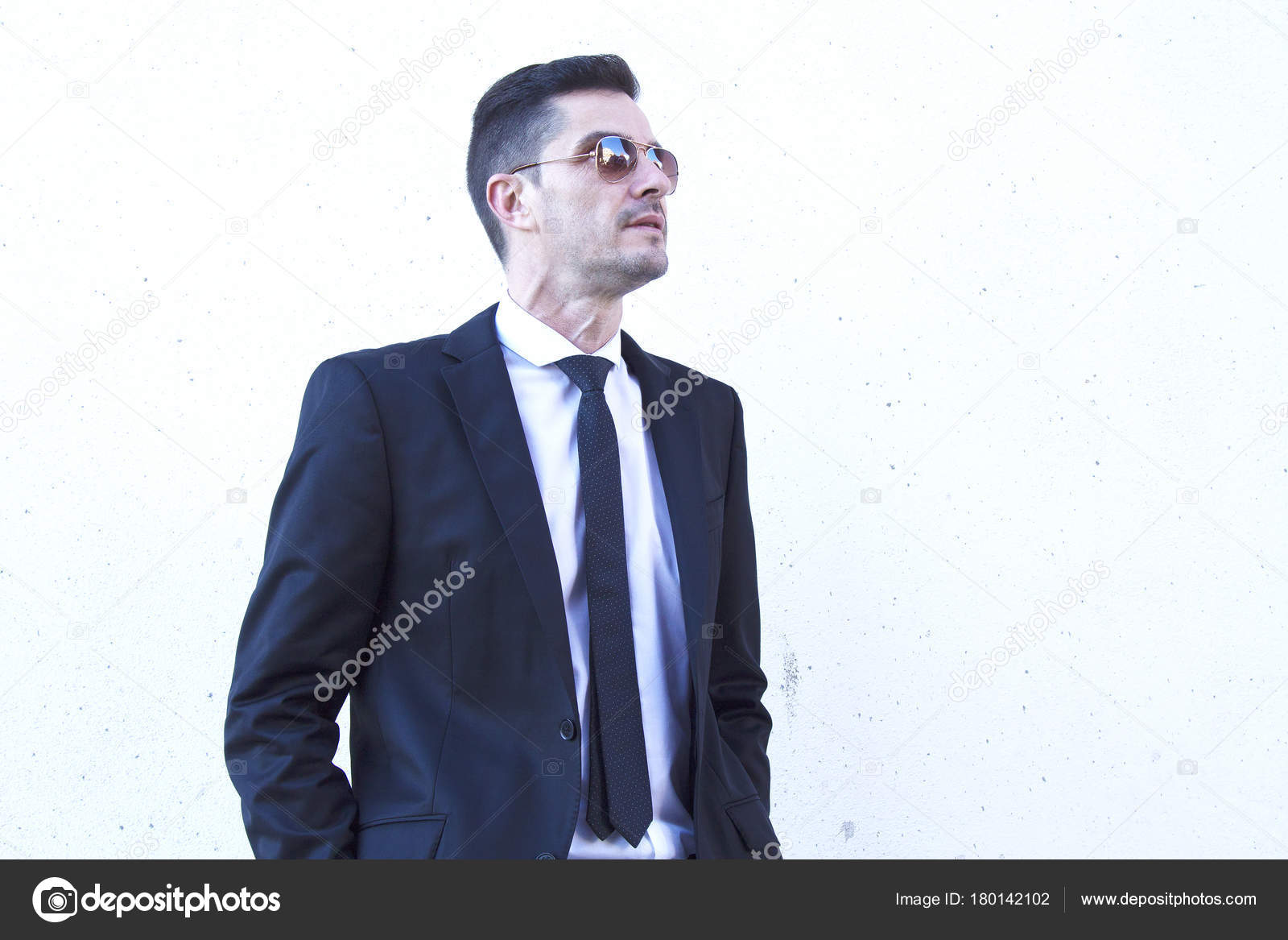 Mains Portrait Homme Lunettes Dans Avec Les Soleil Costume nwXPkO80